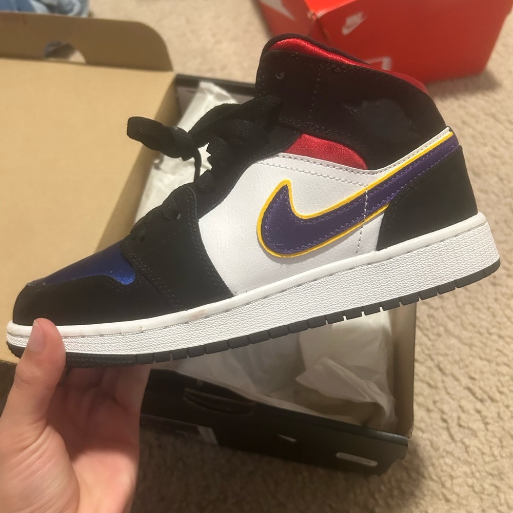 Air jordan 1 mid se dynamic yellow/black white size 4y